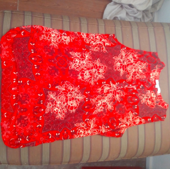 Red multi flower pattern top NWOT - Picture 1 of 1